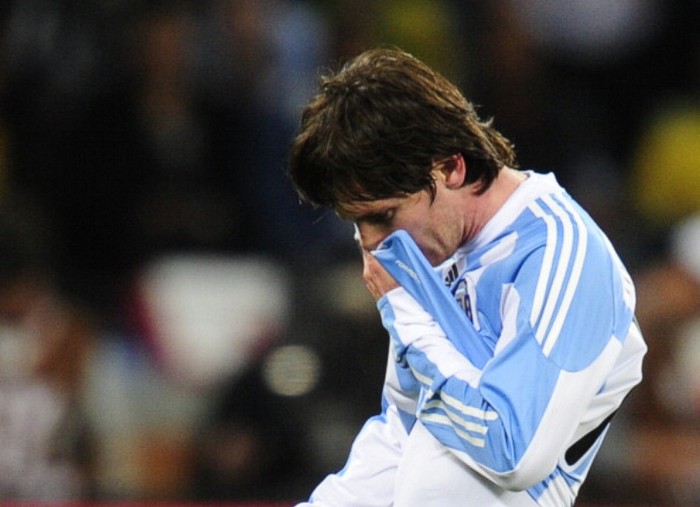 Nhưng đó là nói Messi đang ở giai đoạn đóng góp tốt nhất cho ĐTQG trong sự nghiệp, chứ ĐT Argentina có thành công hay không lại là một vấn đề khác. Một mình Messi không thể gánh hết công việc làm bàn khi bước vào các giải đấu lớn. Ở World Cup 2010 và Copa America 2011, Messi thường xuyên bị kèm chặt bởi bất cứ đối thủ nào anh gặp phải, và anh chỉ có thể đóng góp được về mặt kiến thiết bóng chứ không ghi bàn nào. Các tiền đạo khác của Argentina cũng phải biết tỏa sáng.